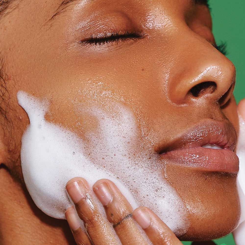 Peaux mates et acné : comment traiter sans agresser ?